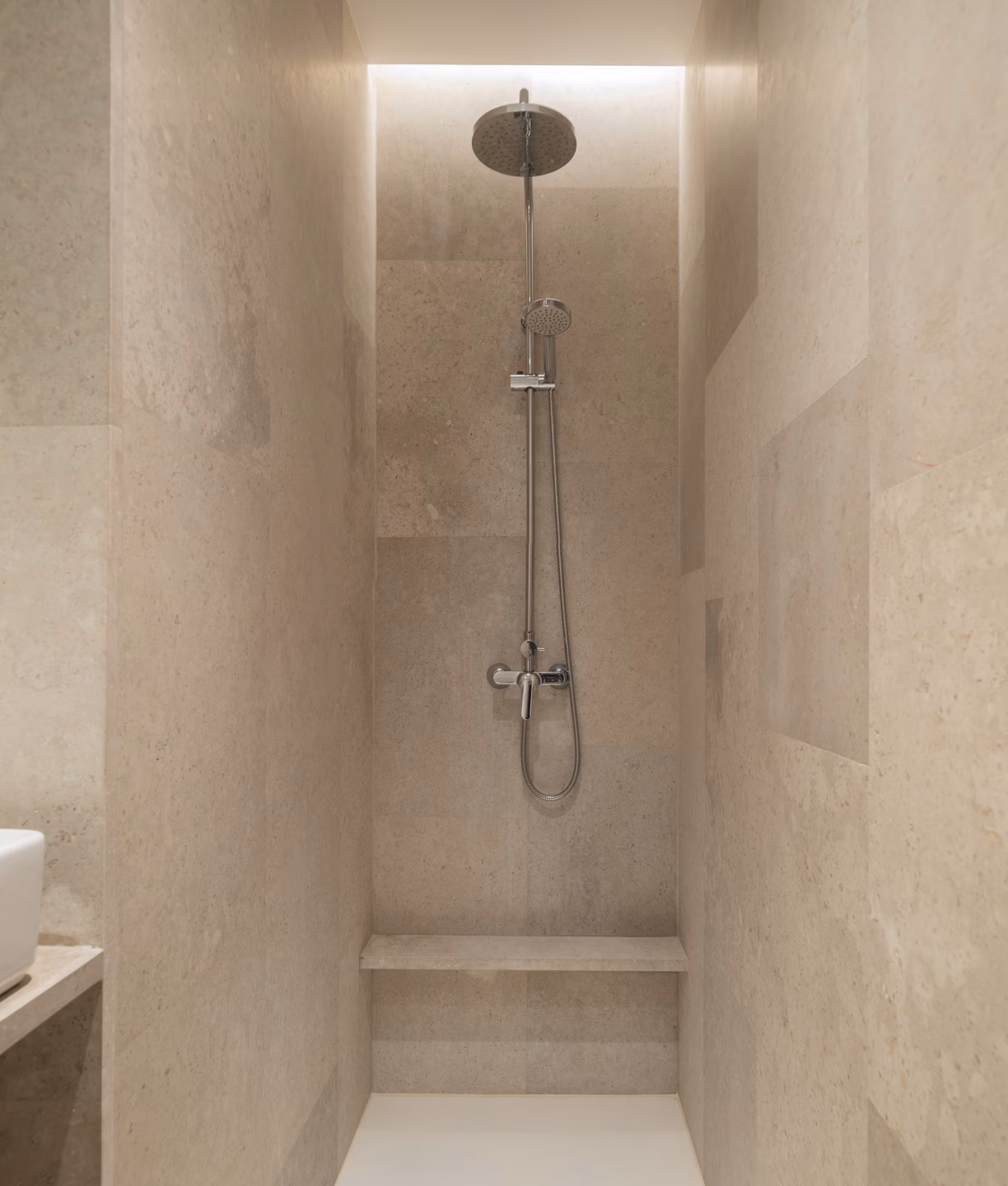 10_PLM41. Ducha con asiento integrado de piedra